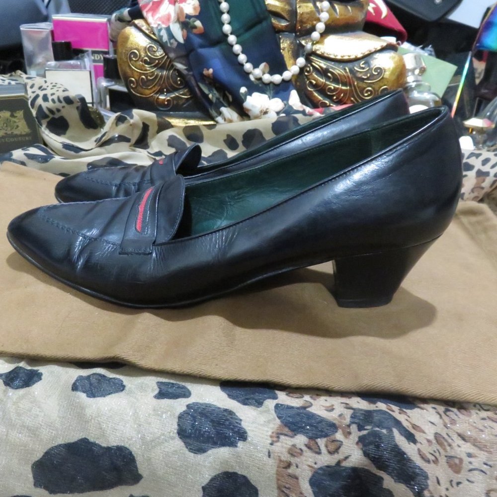 Gucci Vintage Italian Leather Navy Blue Pumps size 38 or US 8 Gucci Red Stripe